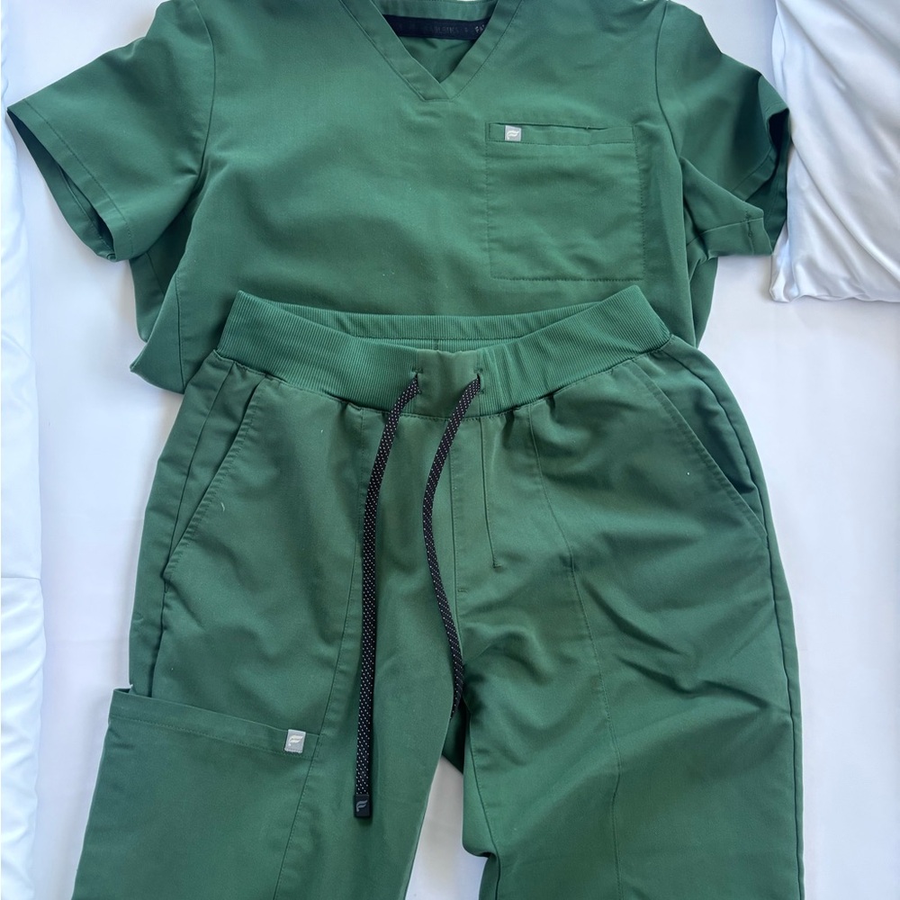 Fabletics Women's Green Scrub Set Top and Jogger Pants